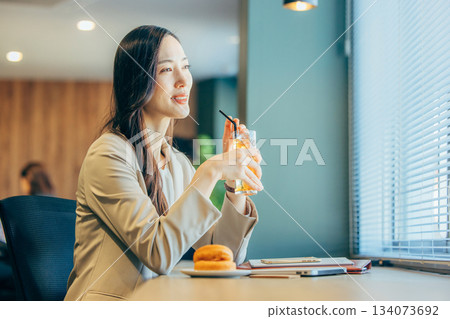 咖啡廳女裝 134073692