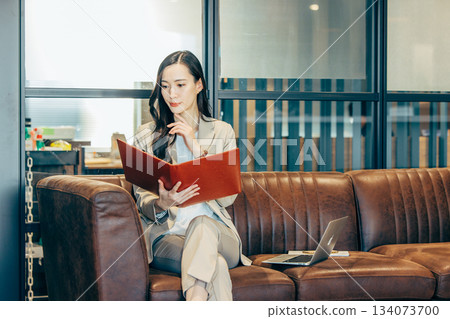 女商人坐在沙發上工作 134073700