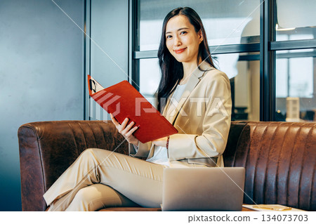 女商人坐在沙發上工作 134073703
