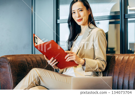 女商人坐在沙發上工作 134073704