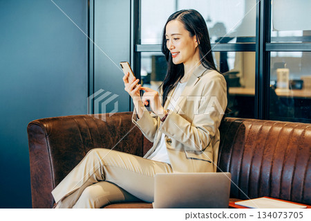 一位女士在咖啡館使用智慧型手機 134073705