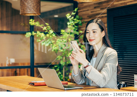 有一台便攜式計算機的女商人在辦公室 134073711