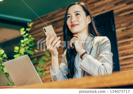 有一台便攜式計算機的女商人在辦公室 134073717