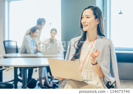 一位女商人正在共享辦公空間使用筆記型電腦。 134073740