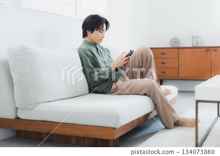 一個男人用智能手機 一個男人用智能手機 134073860