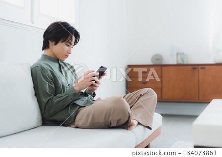 一個男人用智能手機 一個男人用智能手機 134073861