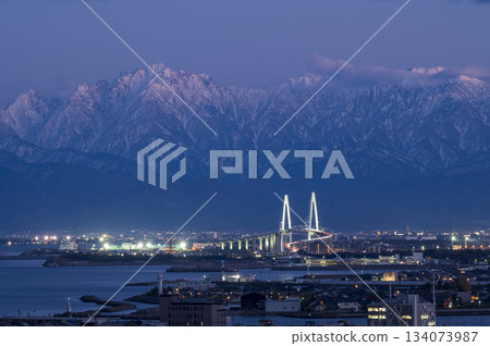 Night view of Shinminato Bridge and the Tateyama mountain range Night view of Shinminato Bridge and the Tateyama mountain range 134073987