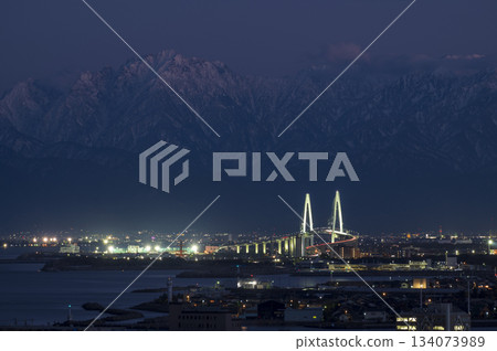 新港大橋和立山山脈的夜景 134073989