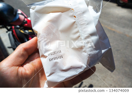 在泰國一家商店購買的麵包袋上印著的字 134074009