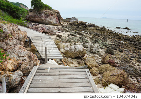 The wooden deck has collapsed in the middle and looks dangerous. The wooden deck has collapsed in the middle and looks dangerous. 134074042