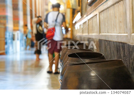 許多攤位設在泰國一座歷史建築內 許多攤位設在泰國一座歷史建築內 134074087