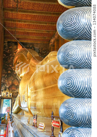 臥佛寺（Wat Pho），位於泰國首都曼谷，是一座供奉臥佛的寺廟。 134074088