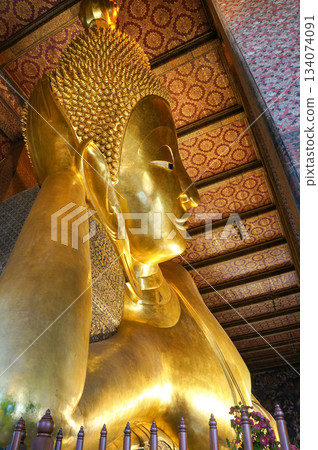 臥佛寺(Wat Pho),位於泰國首都曼谷,是一座供奉臥佛的寺廟。 臥佛寺(Wat Pho),位於泰國首都曼谷,是一座供奉臥佛的寺廟。 134074091