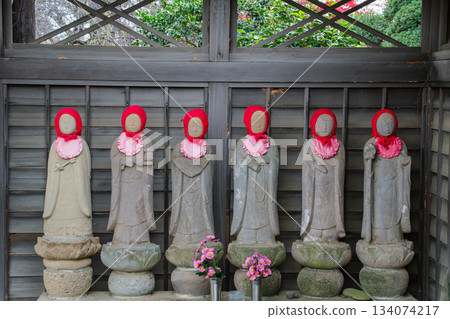 寺廟門口有六尊地藏菩薩像。 寺廟門口有六尊地藏菩薩像。 134074217