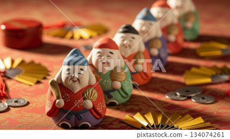 一張新年吉祥裝飾的照片，上面有七福神的雕像。 134074261