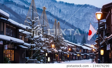 一張冬季城市景觀照片,白雪皚皚,溫暖的燈光照亮了城市。 一張冬季城市景觀照片,白雪皚皚,溫暖的燈光照亮了城市。 134074290