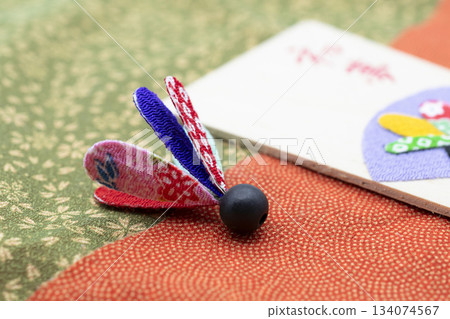 Hagoita and feathers made of crepe material 134074567