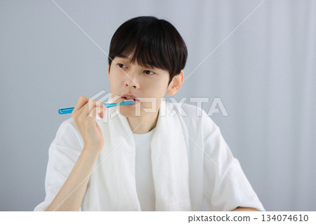 口腔護理：一位年輕男子手持牙刷 134074610