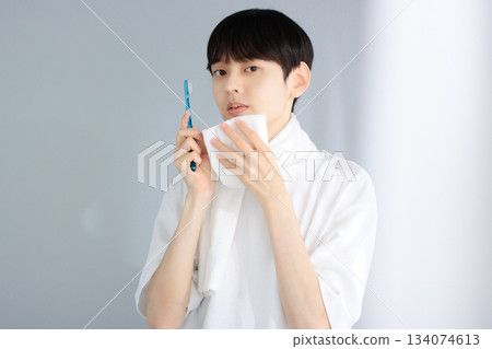 口腔護理：一位年輕男子手持牙刷 134074613