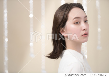 一位留著中長髮的年輕女子的美麗照片 一位留著中長髮的年輕女子的美麗照片 134074617