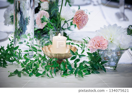 桌上的花 鮮花協調 134075621