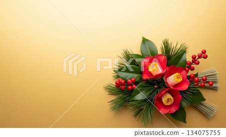 新年裝飾鳥瞰圖，山茶花、松針和南天竹果點綴在金色的背景上。 134075755