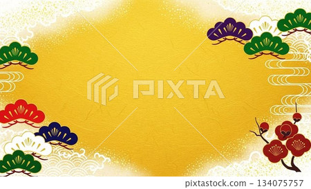 新年賀卡背景以金色和日式紙張的紋理為特色，飾有鬆樹、竹子、梅花和雲朵圖案。 134075757