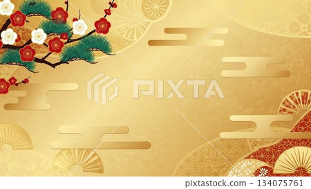 金色日式圖案新年背景，飾以紅白相間的梅枝、扇子和雲朵（吉祥雲）圖案 134075761