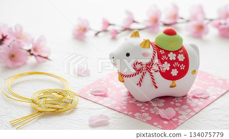 梅花與水引繩牛形飾品（生肖牛）（新年，新年賀卡） 134075779