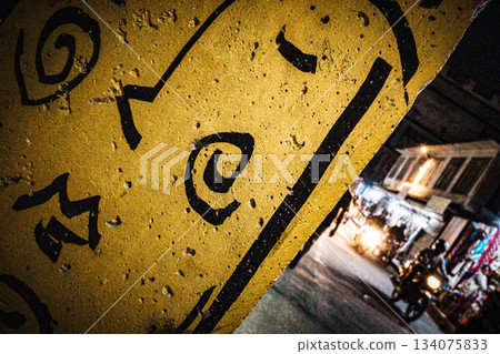 夜路上漂浮的牆壁紋理 134075833