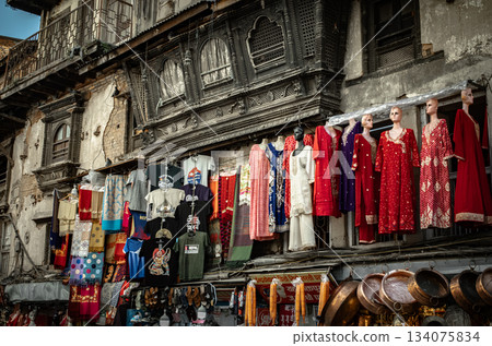 街邊小店裡掛滿了色彩鮮豔的衣服。 134075834