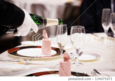 正式餐廳倒香檳的圖片 134075971