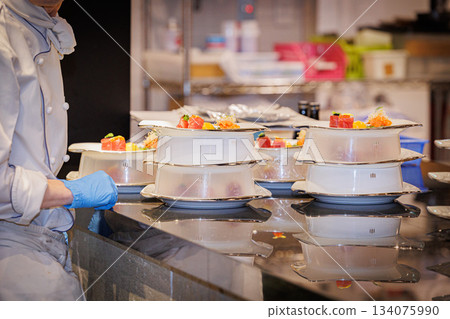 在法國廚房工作的廚師的物質形象 134075990