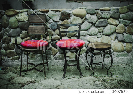 一張古董椅擺放在石牆前 一張古董椅擺放在石牆前 134076201
