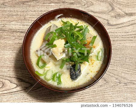 木桌上盛著美味的鮭魚粕湯。 木桌上盛著美味的鮭魚粕湯。 134076526