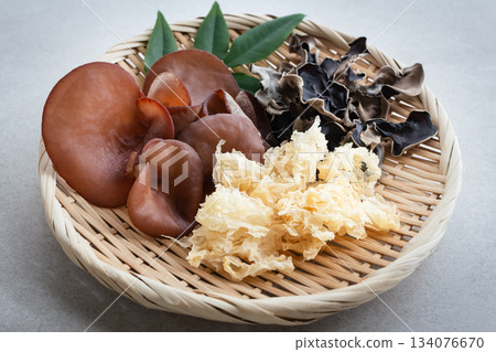 白木耳、乾木耳和鮮木耳 白木耳、乾木耳和鮮木耳 134076670