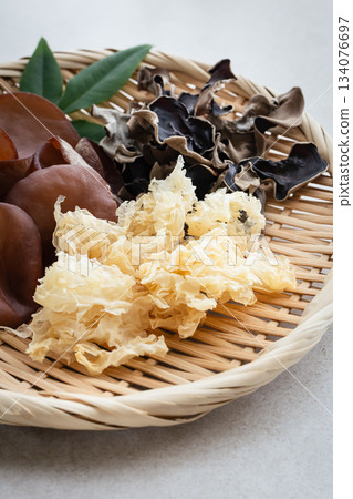 White wood ear mushrooms, dried wood ear mushrooms, and fresh wood ear mushrooms 134076697