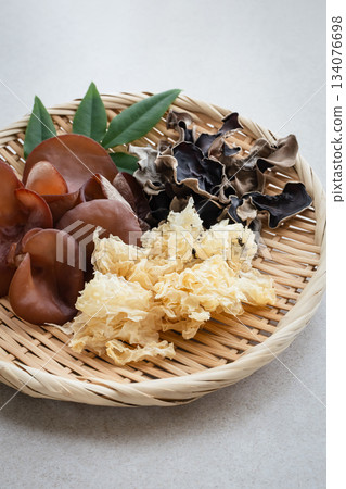 白木耳、乾木耳和鮮木耳 134076698