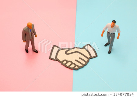 Image of businessmen shaking hands 134077054