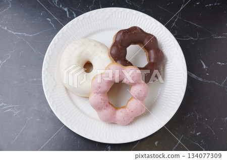 Chocolate and strawberry donuts 134077309