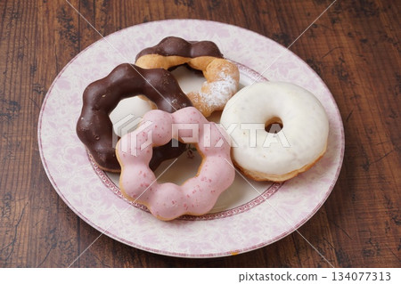 Chocolate and strawberry donuts 134077313