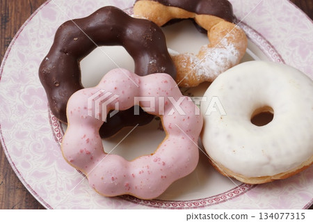 Chocolate and strawberry donuts 134077315