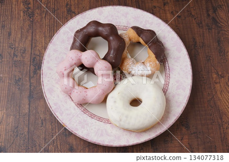 Chocolate and strawberry donuts 134077318