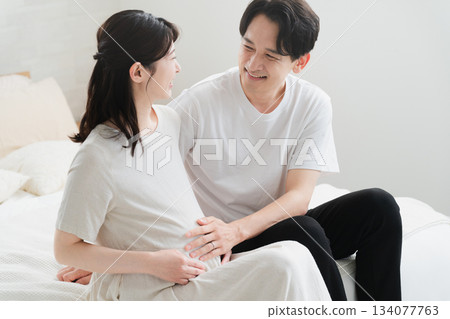 孕婦和丈夫在床上休息生活方式圖像 孕婦和丈夫在床上休息生活方式圖像 134077763