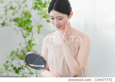 一個年輕女子做皮膚護理的美麗形象 134077772