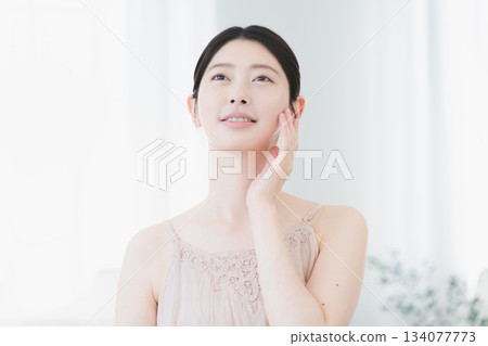 一個年輕女子做皮膚護理的美麗形象 134077773