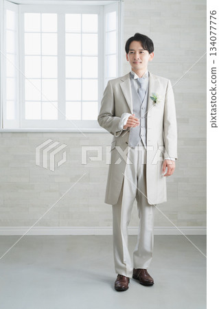 新郎穿著燕尾服婚禮形象 新郎穿著燕尾服婚禮形象 134077776