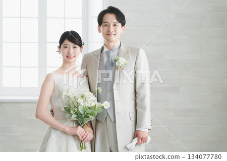 新娘穿婚紗,新郎穿燕尾服婚禮圖像 新娘穿婚紗,新郎穿燕尾服婚禮圖像 134077780