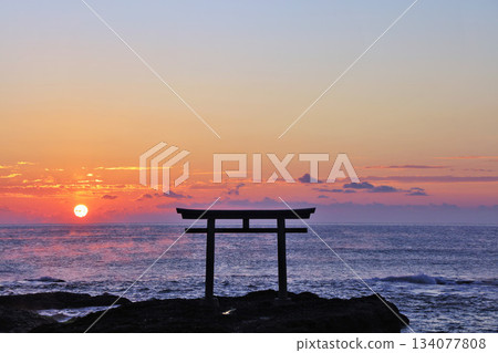 First sunrise from Oarai Isosaki Shrine, Ibaraki Prefecture 134077808
