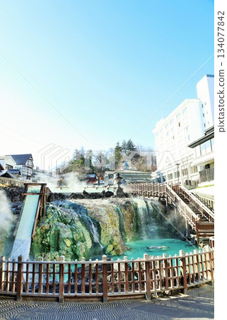 群馬縣草津市湯畑溫泉瀑布 134077842
